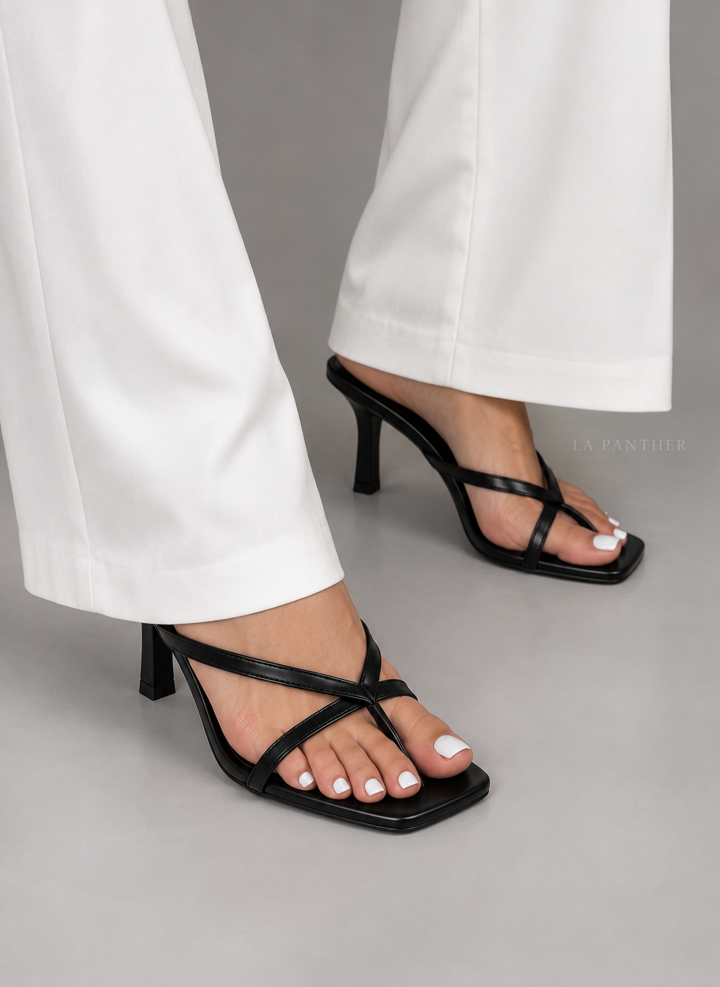 Sandália feminina Summer preta de salto fino 7 cm e bico quadrado no pé